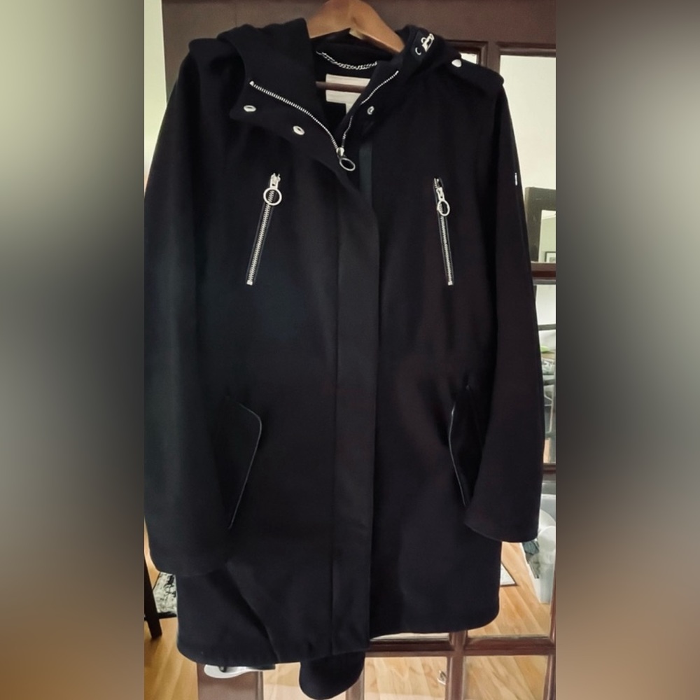 💚 BCBG Spring Coat in Black w/Silver Hardware, 4 pockets, adjustable hood.